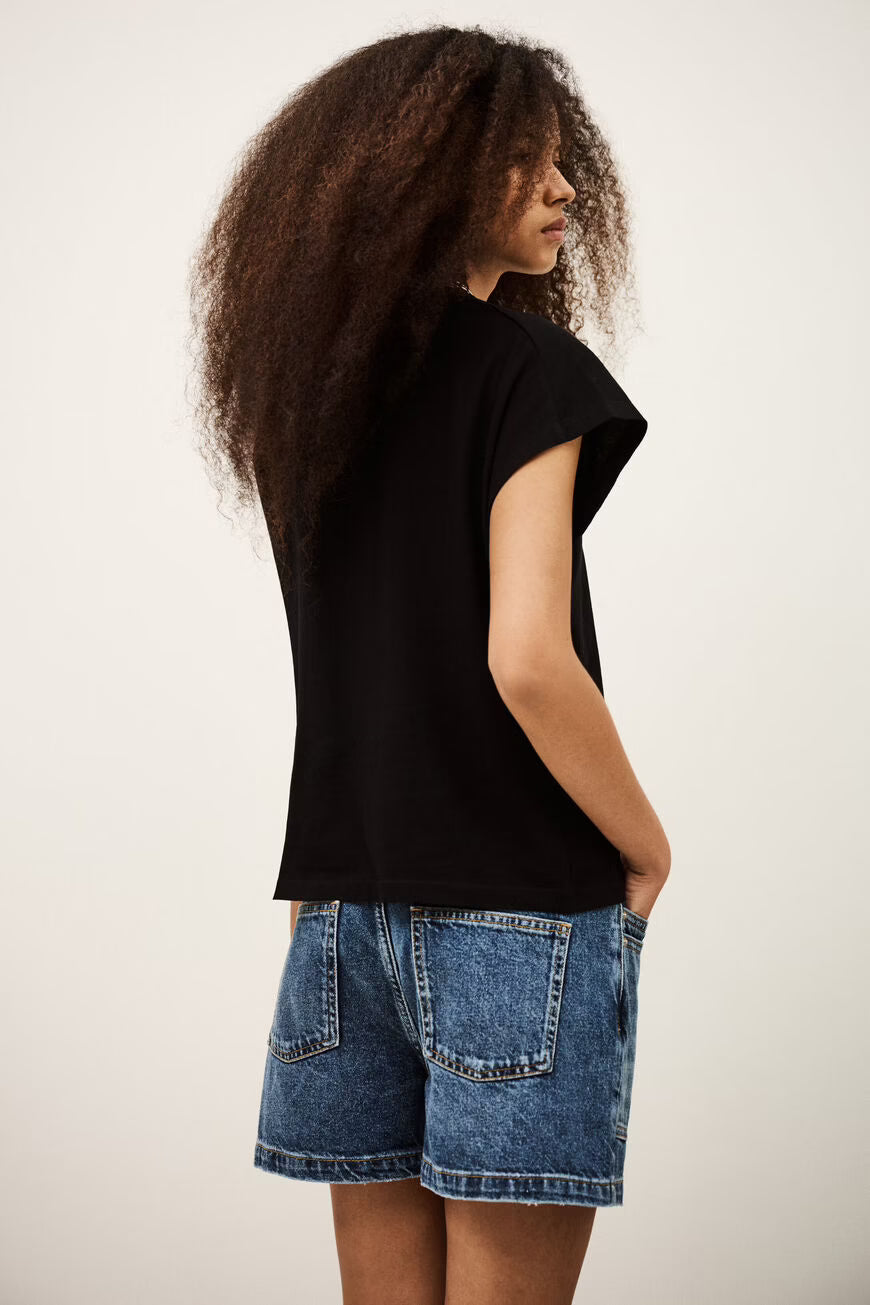 Allia Tee