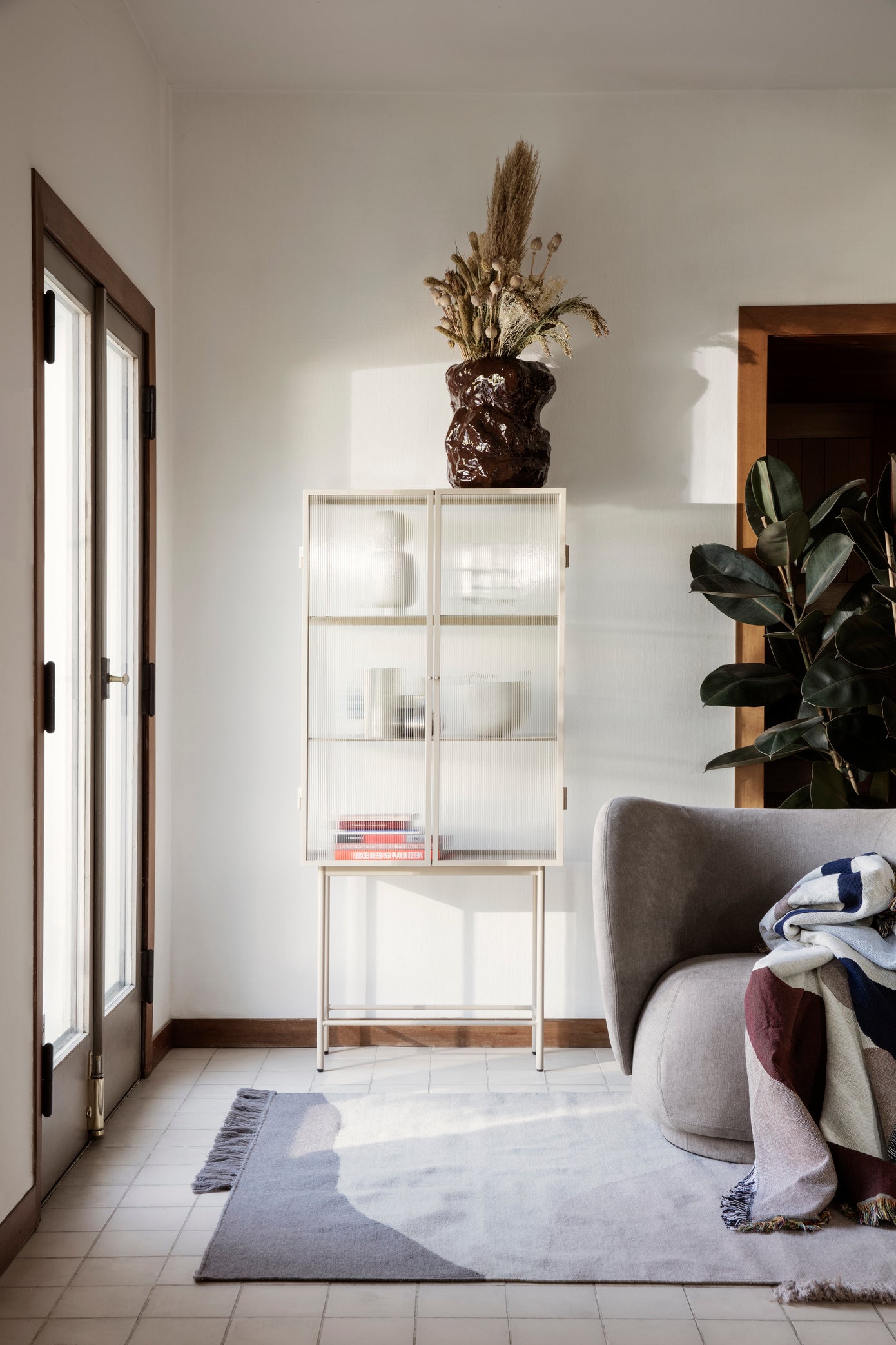 Haze Vitrine | Reeded Glass Cashmere